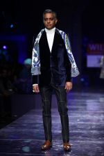 Model walks the ramp for J J Valaya at Wills Lifestyle India Fashion Week Autumn Winter 2012 Day 5 on 19th Feb 2012 (56).JPG